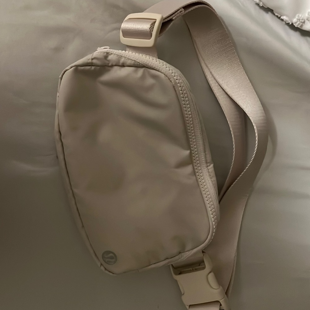 Lululemon Everywhere Belt Bag